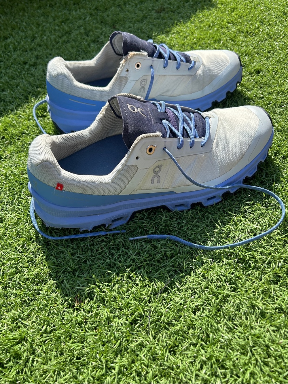 Women’s On Cloud Running Cloudventure trail shoes in light gray/blue size 10/42